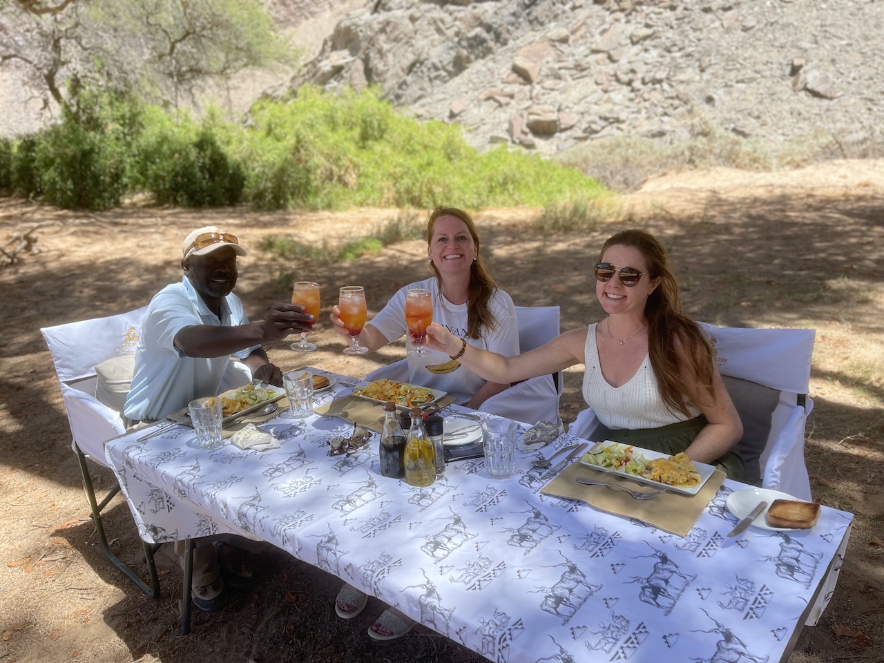 Nicole en Lisa tijdens de selfdrive rondreis door Namibië - Damaraland - woestijnolifanten Nicole en Lisa tijdens de selfdrive rondreis door Namibië - Damaraland - woestijnolifanten