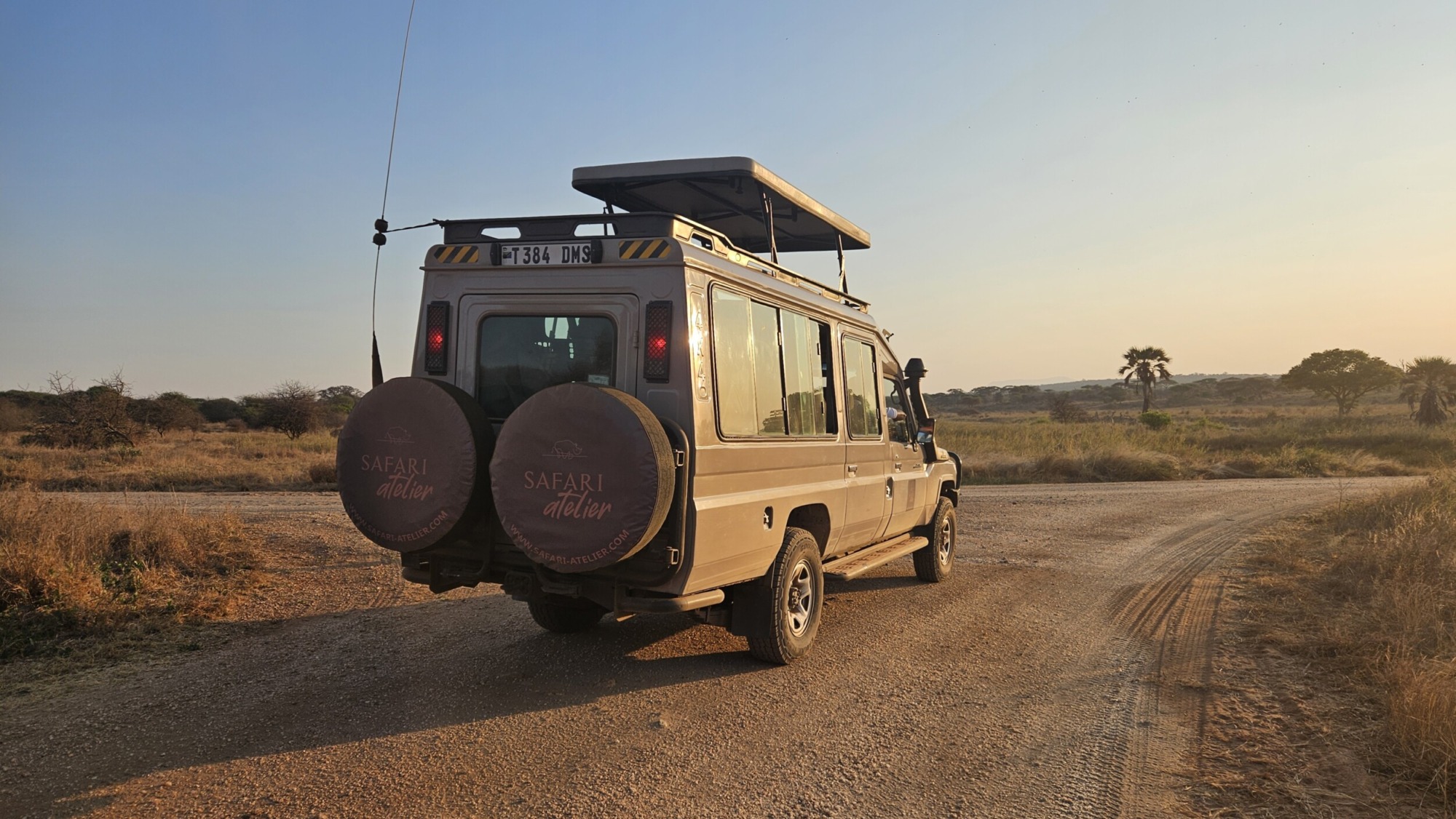 Safari Atelier voertuig safari jeep Tanzania (1) Safari Atelier LIsa en Nicole studiereis Tanzania 2024