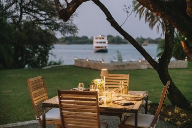 De machtige Victoria Falls is het toneel van pure kracht en spektakel. Maar wist je dat hier ook veel gave activiteiten worden aangeboden?! Een persoonlijke favoriet is de sunset bootcruise over de Zambezi rivier. Uiteraard boeken we bij Safari Atelier de meest luxe en intieme boot, waarbij alle culinaire hapjes & drankjes continue aan boord geserveerd worden. Je geniet daarbij van de prachtige zonsondergang terwijl nijlpaarden en krokodillen nieuwsgierig uit het water ook een kijkje komen nemen.

Aansluitend meert de boot aan wal aan en wordt er een formidabel 3-gangen al-fresco diner geserveerd bij Pure. Gesitueerd in een grote tuin, uitkijkend over de Zambezi is dit een middag en avond in Victoria Falls om nooit te vergeten!

Ook niet onbelangrijk; de transfers van/naar het hotel worden uiteraard ook geregeld door ons. Zo wordt je volledig ontzorg en heb je alleen oog voor de natuur en elkaar! 

#safariatelier #victoriafalls #zimbabwe #africa #vicfalls #zambia #safari #victoriafallszimbabwe #travel  #zambeziriver #wildlife #zambezi #hwange #travelafrica #nature  #adventure #visitzimbabwe #wanderlust #zimbabwesafari #waterfall