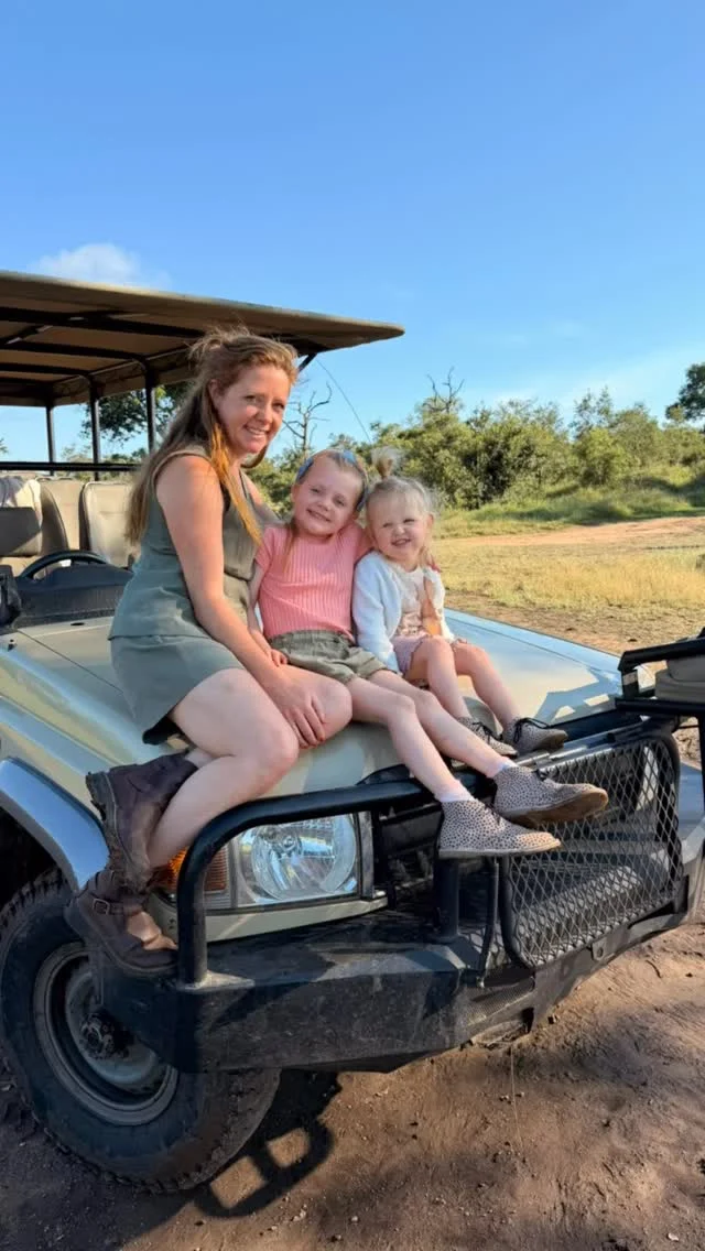 Op safari! Waar moet je naartoe voor een gave beleving, de ultieme Bush ervaring, de grootste kans op het zien van de big5, de mooiste natuur, een pure safari, of misschien we de leukste plek met kinderen. Afgelopen weken zijn we weer op pad geweest en hebben we meerdere parken bezocht. 

Zelf was ik, Lisa, met mijn gezin en twee jonge kinderen op safari in Manyeleti (Zuid-Afrika). Nieuwsgierig naar onze ervaringen? Stel je vragen gerust en we zullen vanuit onze persoonlijke ervaringen antwoorden 🤗 

#safariatelier #safarimetkinderen #safarizuidafrika #exclusievesafari #zuidafrikareis
