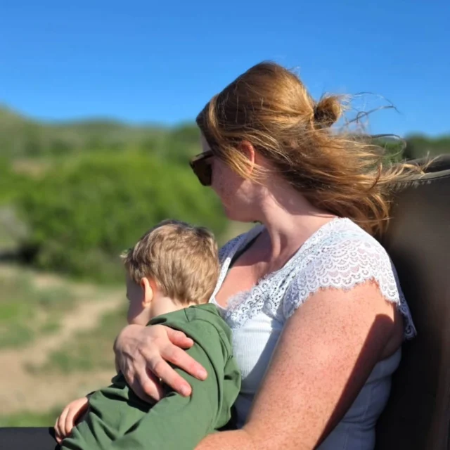 Op safari in Kariega Game Reserve met de familie! Met 3 generaties op reis gaan vergt een extra zorgvuldige voorbereiding! En wat een successafari is Kariega met hun kindvriendelijke gidsen, hoge aantallen wilde dieren en schitterende landschappen. Maar ook voor stelletjes of vrienden is Kariega een schot in de roos...want er zijn 4 fantastische kleinschalige lodges...perfect voor ieder reisgezelschap! 

Groetjes van Nicole uit de Oost Kaap!

#Kariega #kariegagamereserve #eastcape #safariatelier #familysafari